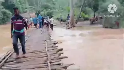 ଫୁଲବାଣୀ ସହର: କୁଜେଣ୍ଡି ନାଳରେ ଚାନ୍ଦା କରି କଠପୋଲ ନିର୍ମାଣ କରିଛନ୍ତି 12ଗ୍ରାମବାସୀ,