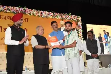 #RozgarMela - नियुक्ति पत्र पाते अभ्यर्थी