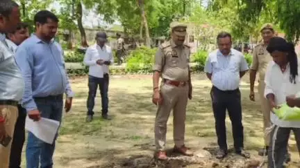 इटवा: मिश्रौलिया पुलिस ने आबकारी अधिनियम में पकड़ी गई 30 अदद देशी शराब को तहसीलदार की मौजूदगी में नष्ट कराया