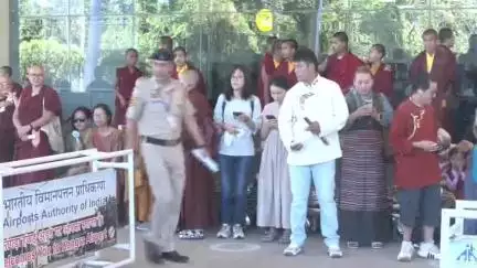 धर्मशाला: तिब्बती धर्मगुरु दलाई लामा मैक्लोडगंज से लद्दाख के लिए रवाना, दर्शनों के लिए उमड़े लोग