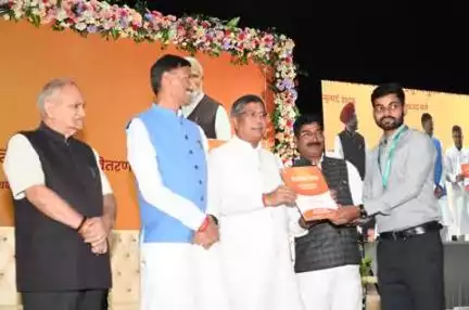 #RozgarMela - नियुक्ति पत्र पाते अभ्यर्थी