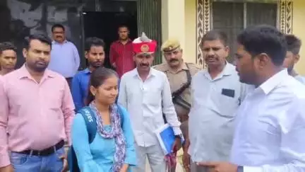 तिलहर: एडीएम ने शिकायत मिलने पर राजनपुर गांव का निरीक्षण किया, गंदगी मिलने पर सफाई कर्मी को सस्पेंड किया