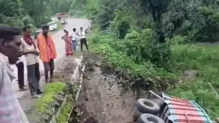 दुधि: बैरपान मोर्चा नाला के समीप पशुआहार लदी ट्रक अनियंत्रित होकर खाई में पलटी, खलासी की हुई मौत