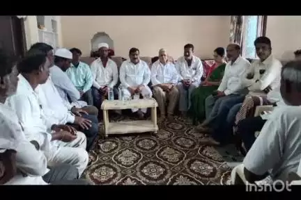 తాండూరు: దస్తగిరిపేటకి చెందిన మార్కెట్ కమిటీ డైరెక్టర్ భగవాన్ కరీం మరణించడంతో కుటుంబాన్ని పరామర్శించిన చీఫ్‌ విప్ పట్నం మహేందర్ రెడ్డి