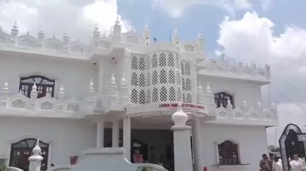 इकौना: इकौना रहमान पुरवा जामिया नूरिया फातिमा लिलबनात मदरसे में पुलिस प्रशासन की टीम ने की जांच पड़ताल, प्रबंधक से हुई पूछताछ