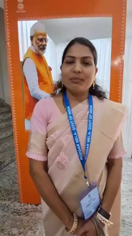 కేంద్ర ప్రభుత్వ సర్వీసులో నియామకం పట్ల సంతోషం వ్యక్తం చేస్తున్న అభ్యర్థులు