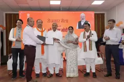 रतलाम में आयोजित रोजगार मेला में नए अभ्यर्थियों को मुख्य अतिथि  द्वारा नियुक्ति पत्र वितरन किया गया।