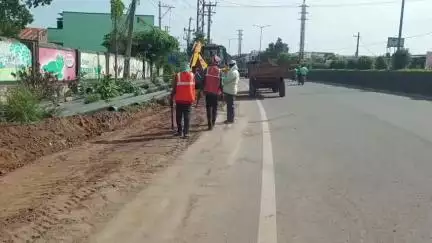 పెద్దపల్లి: రాజీవ్ రహదారి పక్కనే ఉన్న గుంతలను పూడ్చే కార్యక్రమాన్ని నిర్వహిస్తున్న మున్సిపల్ శాఖ సిబ్బంది