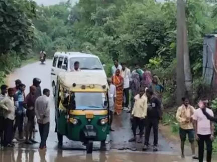 निवाड़ी से झिंगोरा जाने का रस्ता प्रशासन का ध्यान अपेक्षित है।
आय दिन घटनाएं घटती रहती हैं  एंबुलेंस भी नहीं पहुंच पाती