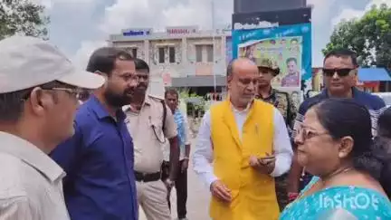 फारबिसगंज: फारबिसगंज के सदर रोड के जिर्णोद्धार को लेकर विधायक, मुख्य पार्षद और अधिकारियों की टीम ने किया निरीक्षण