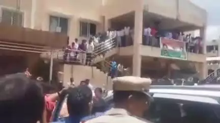 హిమాయత్ నగర్: సికింద్రాబాద్ ఎమ్మెల్యే పద్మారావు గౌడ్ క్యాంపు కార్యాలయంలో బోనాల చెక్కుల పంపిణీ కార్యక్రమంలో రసాభాస