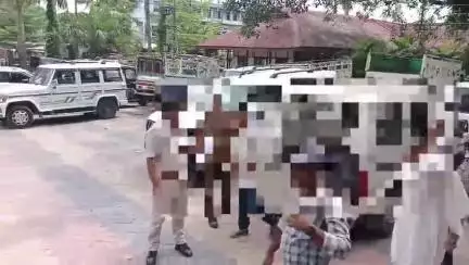 ঢেকিয়াজুলি ভাগ: ভূৱা ডকুমেণ্ট প্ৰস্তুত কৰি চাকৰিৰ বাবে আবেদন কৰা দুগৰাকী লোকক আটক কৰি ঢেকীয়াজুলি থানাত জেৰা অব্যাহত আৰক্ষীৰ