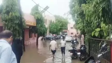 बांगरमऊ: बांगरमऊ मे बारिश बनी जलभराव की आम समस्या,सीएचसी से लेकर मार्केट मे पानी भरा,मरीजों- स्टाफ को गंदे #jansamasya