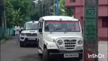 রাজারহাট: মথুরাপুর থানার ওসির নিউ ব্যারাকপুরের বাড়ি থেকে ধরা পড়লো প্রতারণা চক্র, ধৃত ৫ জন