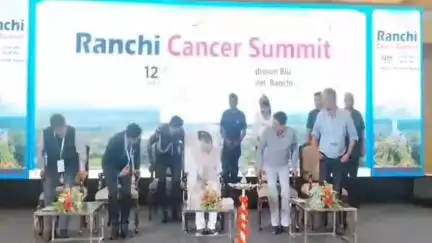 कांके: रेडिशन ब्लू होटल में राज्यपाल संतोष कुमार गंगवार ने रांची कैंसर समिट का उद्घाटन किया