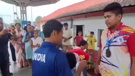 সোণাৰি: ৰাষ্ট্ৰীয় উশ্বু প্ৰতিযোগীতাত পদক লাভ কৰা দুজনকৈ খেলুৱৈ বৰহাট ৰেলৱে ষ্টেচনত উষ্ম আদৰণি ৰাইজৰ