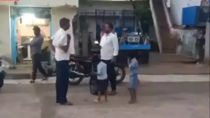 ಯಲಬರ್ಗ: ಹಳ್ಳಿಗಳಲ್ಲಿ ಕರಡಿಗಳು ಕಾಣಿಸಿಕೊಂಡಿದ್ದು ಜನರು ಆತಂಕ ಪಡುವ ಅಗತ್ಯ ಇಲ್ಲ ಅರಣ್ಯ ಇಲಾಖೆಯಿಂದ ಜನರಿಗೆ ರ‌್ಯಾವಣಕಿಯಲ್ಲಿ ಜಾಗೃತಿ