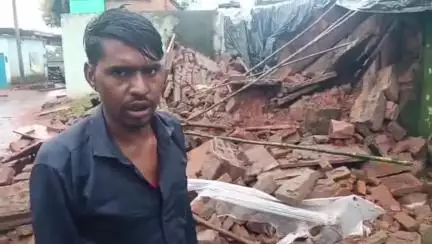 तालबेहट: पिछले 24 घंटे से हो रही मूसलाधार बारिश के कारण एवनी में गरीब का आशियाना भरभरा कर गिरा, गृहस्थी का सामान मलबे में दबा