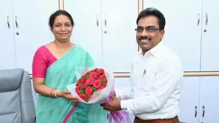 పాణ్యం: పాణ్యం ఎమ్మెల్యే గౌరు చరిత రెడ్డిని,కలిసిన నూతన కమీషనర్ పి.విశ్వనాథ్