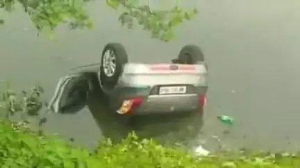 হাড়োয়া: হাড়োয়ার সরূপোল এলাকায় মর্মান্তিক পথ দূর্ঘটনা,দ্রুত গতির চারচাকা গাড়ি নয়নজলিতে উল্টে মৃত এক আহত চালক