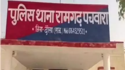रामगढ़ पचवारा: सावरियां सेठ के दर्शन के लिए जा रहे दर्शनार्थियों की कार दिल्ली-मुंबई एक्सप्रेस-वे पर रखे मिट्टी से भरे ड्रम से टकराई