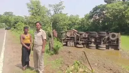 କବିସୂର୍ଯ୍ୟନଗର: ମଠ ବ୍ରହ୍ମପୁର ନିକଟରେ ବ୍ରେକ ଫେଲ୍ ହୋଇ ବିଲ ଭିତରକୁ ଓଲଟି ପଡିଲା ଆଳୁ ବୋଝେଇ ଟ୍ରକ