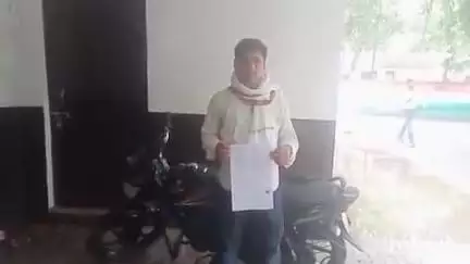 धौरहरा: दुर्गापुर पडरी गांव के ग्रामीण ने लेखपाल पर वसूली का लगाया आरोप, उच्च अधिकारियों से की शिकायत