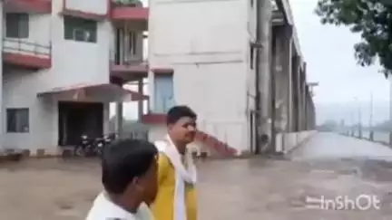 हुज़ूर: रीवा में भारी बारिश की वजह से घरों में घुसा पानी, बाढ़ जैसे हालात में बेघर होने से लोग हो रहे हैं परेशान #jansamasya