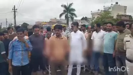 हटा: करंट लगने से व्यक्ति की मौत के बाद नाराज़ परिजनों ने हटा सिविल अस्पताल के गेट पर शव रखकर किया चक्का जाम