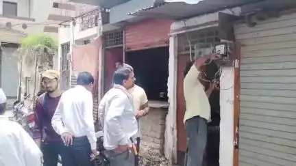 बुरहानपुर: हरिरपुरा में स्मार्ट मीटर लगाने का विरोध, लोगों ने बिजली विभाग के अफ़सरों व कर्मचारियों का किया घेराव