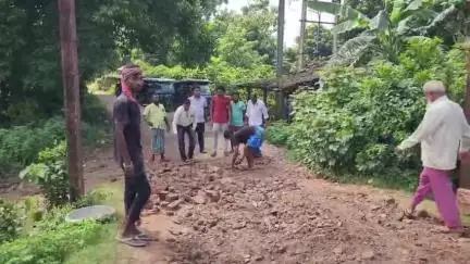 কৃষ্ণনগর ১: পঞ্চায়েত প্রধানকে জানিয়ে হয়নি কাজ, অবশেষে অঞ্চল কোরকমিটির উদ্যোগে সাধারণ মানুষের জন্য ঘ্যাস ফেলে করাহলো রাস্তা মেরামত
