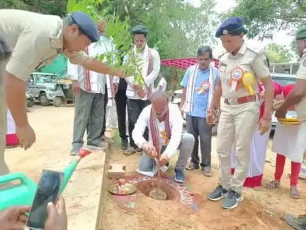 ଭଞ୍ଜନଗର: ଭଞ୍ଜନଗର ଉତ୍ତର ଘୁମୁସର ବନଖଣ୍ଡ ପକ୍ଷରୁ ଗାଙ୍ଗପୁର ସରକାରୀ ବିଦ୍ୟାଳୟରେ ମା ପାଇଁ ଗଛଟିଏ କାର୍ଯ୍ୟକ୍ରମ ଅନୁଷ୍ଠିତ ଯୋଗ ଦେଲେ ସୋରଡା ବିଧାୟକ