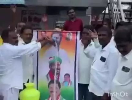 నాగర్ కర్నూల్: స్థానిక సంస్థల్లో బీసీలకు 42 శాతం రిజర్వేషన్లకు క్యాబినెట్ ఆమోదించడంతో లింగాల మండల కేంద్రంలో పాలాభిషేకం