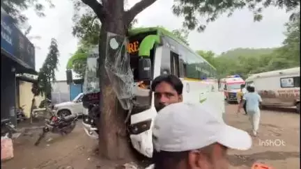 सिमरोल थाना क्षेत्र में इंदौर खंडवा रोड पर बस पेड़ से टकराई, कई यात्री घायल