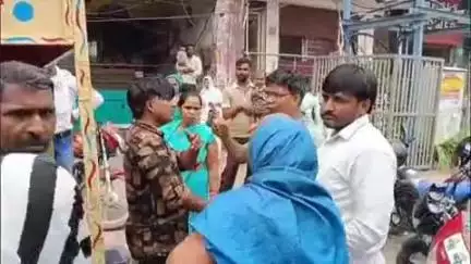 फिरोज़ाबाद: उत्तर कोतवाली के पास मोबाइल चोरी के मामले में चाट पकोड़ी के ठेले वाले की थप्पड़ और चप्पलों से पिटाई, वीडियो वायरल