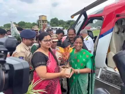 నిర్మల్: జిల్లాలో పర్యటించిన దేవదాయ శాఖ మంత్రి కొండా సురేఖ, కార్మిక శాఖ మంత్రి గడ్డం వివేక్ లకు స్వాగతం పలికిన కలెక్టర్ అభిలాష
