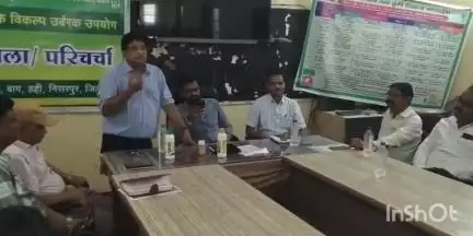 कुक्षी: कुक्षी में कृषि विभाग द्वारा डीएपी/यूरिया उर्वरक के विकल्प नैनो यूरिया पर किसानों की कार्यशाला संपन्न