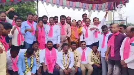 చెన్నూరు: పట్టణ ప్రాంత ప్రజలకు ఇంటి నిర్మాణం కోసం ఎలాంటి టాక్స్ లేకుండా ఇసుక తరలింపుకు అనుమతి ఇవ్వాలన్న బిఆర్ఎస్ నాయకులు