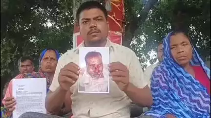 शाहजहांपुर: बुजुर्ग की पीट-पीट कर हत्या के मामले में आरोपियों की गिरफ्तारी की मांग को लेकर खिरनी बाग में बैठा परिवार, न्याय की गुहार