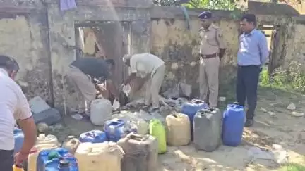 सुगौली: सुगौली पुलिस ने विभिन्न कांडों में जप्त 1152 लीटर देशी चुलाई शराब को कराया नष्ट, दंडाधिकारी रहे मौजूद