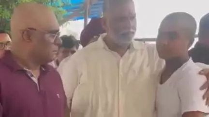 गोमिया: गोमिया विधायक सह मंत्री के आवास पर शोक संतप्त परिवार से मिले पूर्णिया सांसद पप्पू यादव, जताया शोक