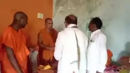 नेर: वटफळी येथे भदंत सुमेध बोधी महाथेरो यांच्या प्रथम स्मृती दिनानिमित्त अभिवादन, काँग्रेस नेते माणिकराव ठाकरेंची उपस्थिती