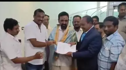 భీమవరం: ఆర్యవైశ్య కళ్యాణ మండపానికి నిధులు కేటాయించాలని ఎంపీ సత్యనారాయణకు వినతిపత్రం అందజేసిన మండల ఆర్యవైశ్య
సంఘం సభ్యులు