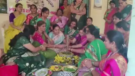 జగిత్యాల: జిల్లా కేంద్రంలోని ప్రభుత్వ ఓల్డ్ హై స్కూల్‌లో పీఆర్టీయూ టీఎస్ మహిళా టీచర్స్ ఆధ్వర్యంలో గోరింటాకు వేడుకలు నిర్వహణ