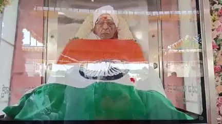 ಚಿತ್ರದುರ್ಗ: ತುರುವನೂರು ಗ್ರಾಮದಲ್ಲಿ ಮಾಜಿ ಸಭಾಪತಿ ಎನ್. ತಿಪ್ಪಣ್ಣರ ಅಂತಿಮ ದರ್ಶನ ಪಡೆದ ಗಣ್ಯರು