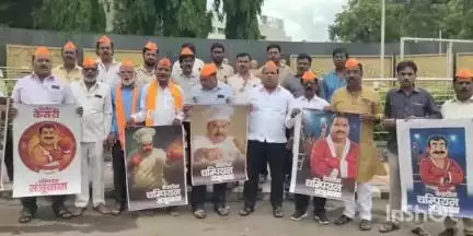 उत्तर सोलापूर: ठाकरे गट शिवसेनेच्या वतीने पार्क चौकात कॅन्टीन कर्मचार्‍याला मारहाण करणार्‍या आमदार गायकवाड यांच्या विरोधात अंदोलन