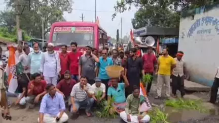 বারাবনী: ডিসেরগড়ে বেহাল রাস্তায় ধান চাষ করে বিক্ষোভ ও পথ অবরোধ কংগ্রেসের #jansamasya