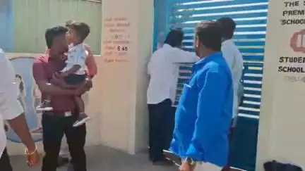 செஞ்சி: குரூப் தேர்வு எழுத தாமதமாக வந்த தேர்வர்களுக்கு அனுமதி மறுக்கப்பட்டதால் வாக்குவாதம் - பரபரப்பான தேர்வு மையம்