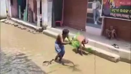 କେନ୍ଦୁଝର ସହର: କେଶଦୁରାପାଳ ବଜାର ମୁଖ୍ୟ ରାସ୍ତା ଲକ୍ଷ୍ମୀ ବଜାର ମଝିରେ ଆଣ୍ଠୁଏ ପାଣି, ଧାନ ତଳି ମାରି ପ୍ରତିବାଦ ଜଣାଇଲେ ଲୋକେ