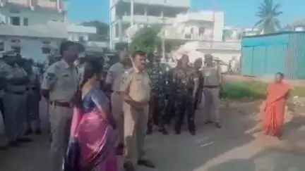 జడ్చర్ల: మున్సిపాలిటీ పరిధిలో సీఐ కమలాకర్ ఆధ్వర్యంలో కార్టన్ సెర్చ్ నిర్వహణ, ఇళ్లను అద్దెకిచ్చే ముందు ఆధార్ కార్డు తీసుకోవాలని సూచన